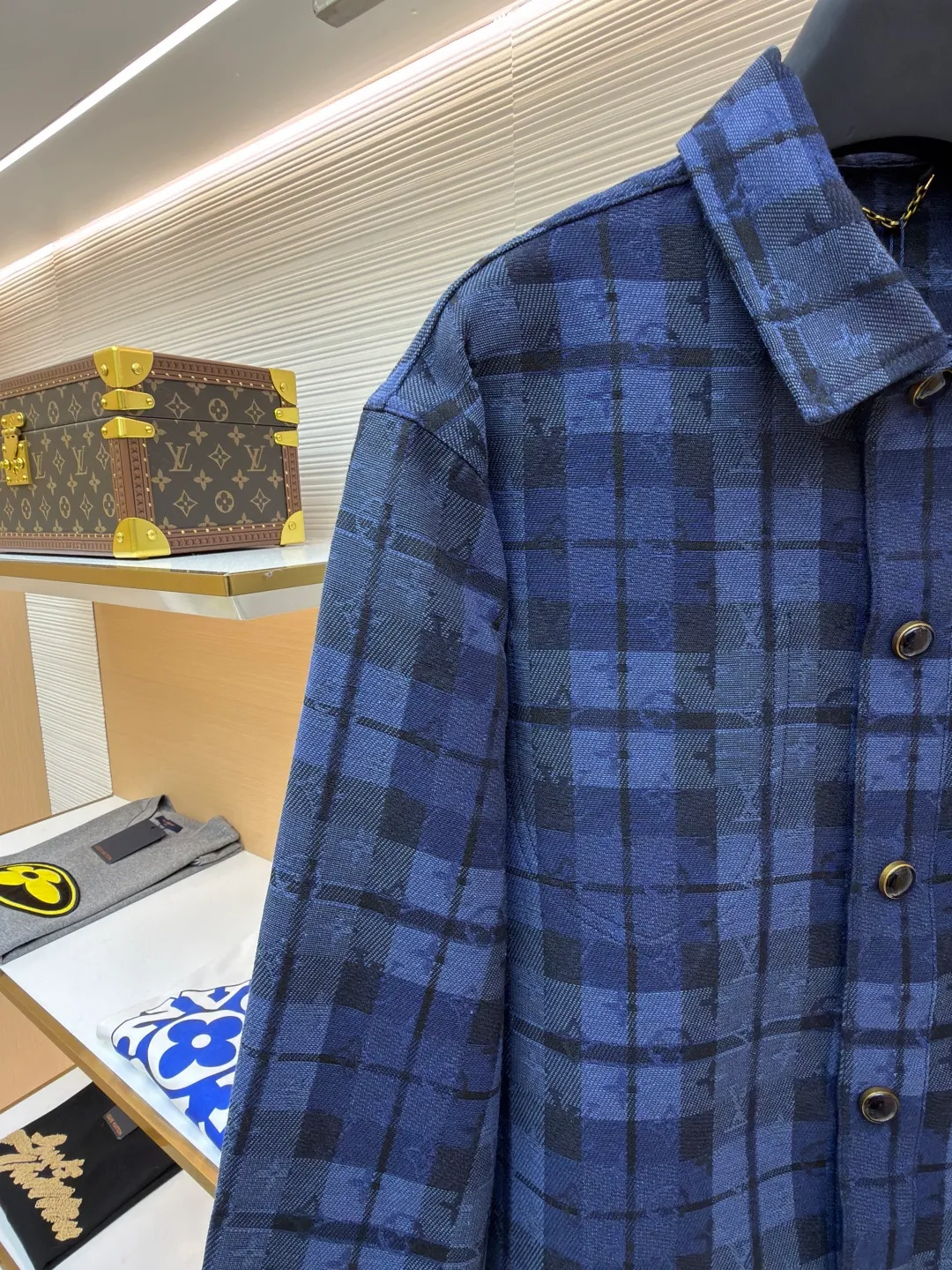 LOUIS VUITTON plaid denim jacket-style shirt ●Original version: 23479 purchase and development ●Item number: 1682070-B40 ●Material: cotton fabric ●Technology: jacquard production ●Color: blue ●Version: fitted version ●Weight: about 2070 grams ●Size: S-M-L-XL ●Description: This denim jacket-style shirt adopts dark and light tones to highlight Monogram and the elegant strokes of plaid jacquard. Interior and exterior chest pockets add a touch of style, and an embossed leather label sits at the back. Regular fit 85% cotton, 15% polyester, logo jacquard Shirt collar Pearlescent buttons. Patch pocket on chest, interior pocket on right side, side pockets. Logo patch on rear. The overall wiring is straight and delicate, the fabric is comfortable and soft, and the color is consistent without color difference. It can be matched with the same style to create a fashionable look and control various occasions. Customized accessories, complete with three standards, same style for men and women!